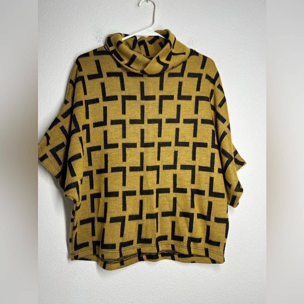 Carnaby  Mustard Sweater Geometric Print Pullover Short Sleeve Mock Neck Size M